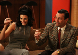 Illustration for article titled New photos from Mad Men wish you a merry Christmas, which is something you can buy but never truly have